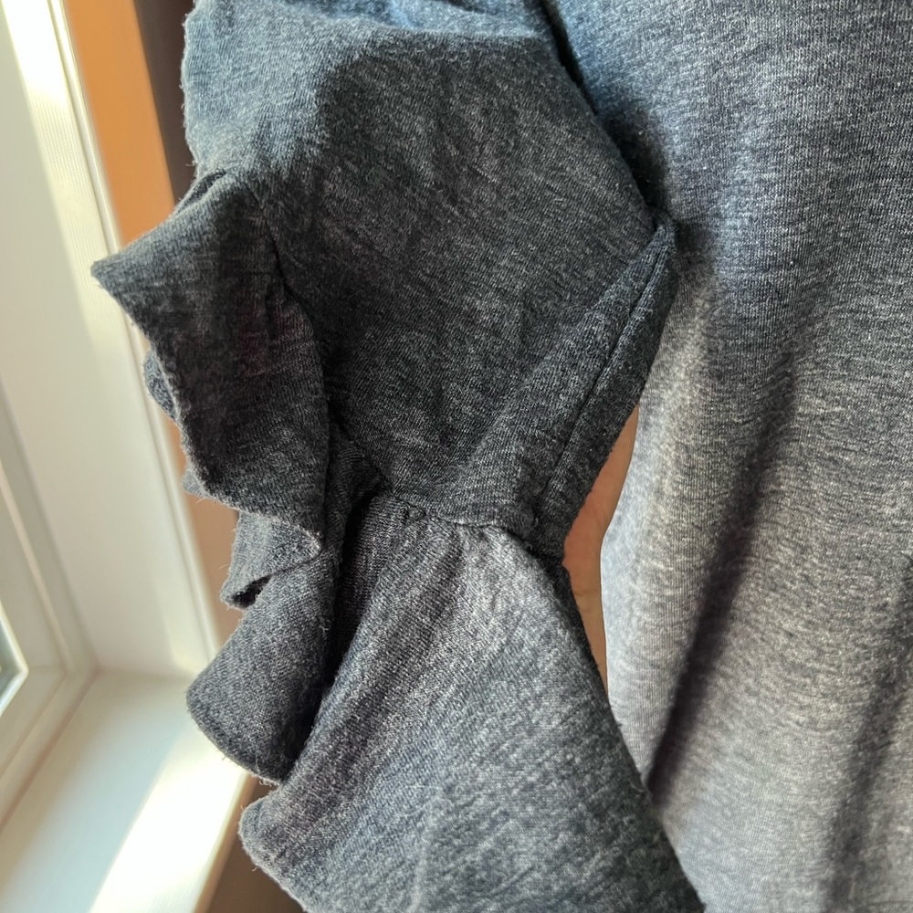 Reserved Banana Republic 3/4 sleeve top. Crew neck. Ruffled sleeve. - Picture 7 of 13